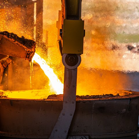 Stahlindustrie Flüssiger Stahl wird gegossen